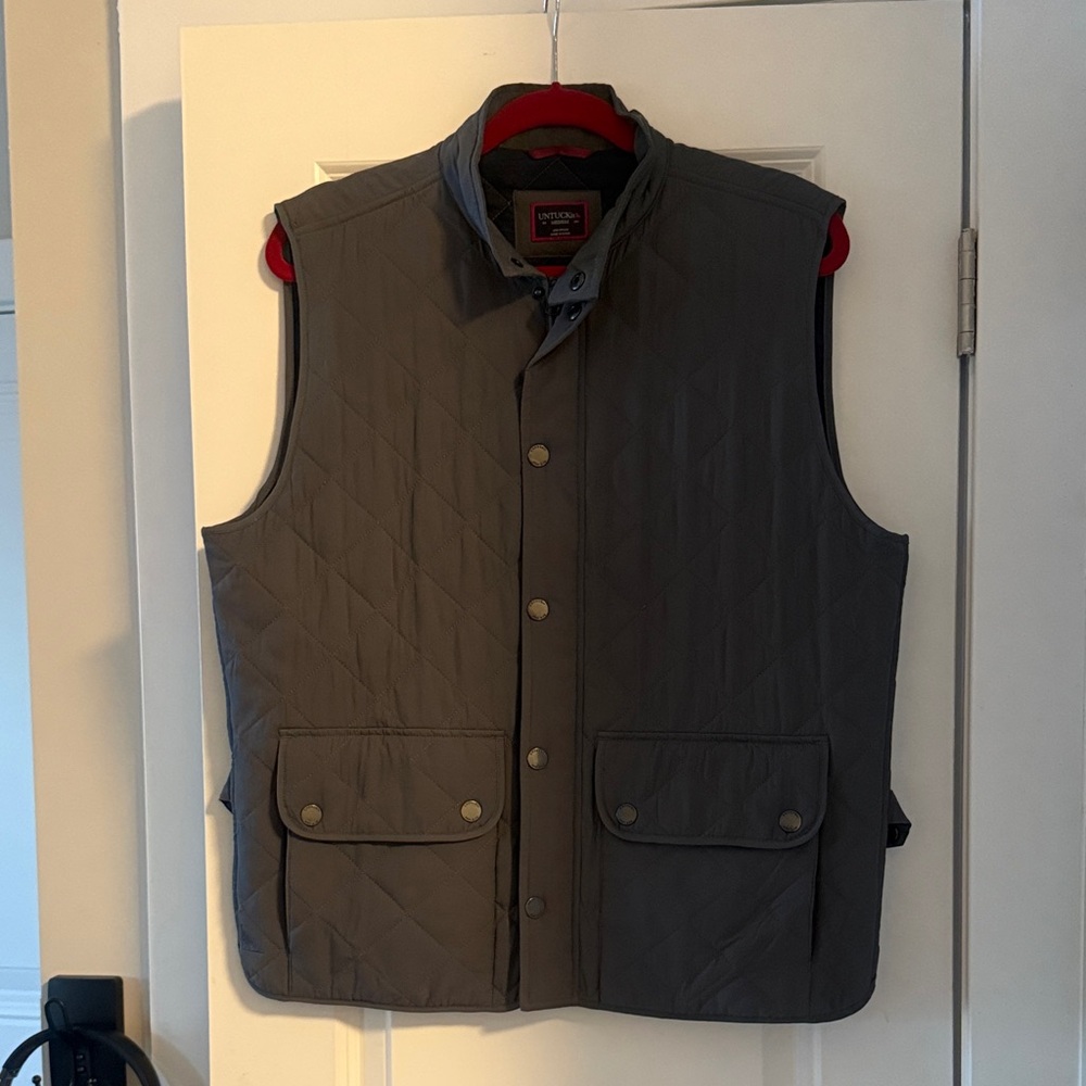 UNTUCKit Men's Charcoal Quilted Vest